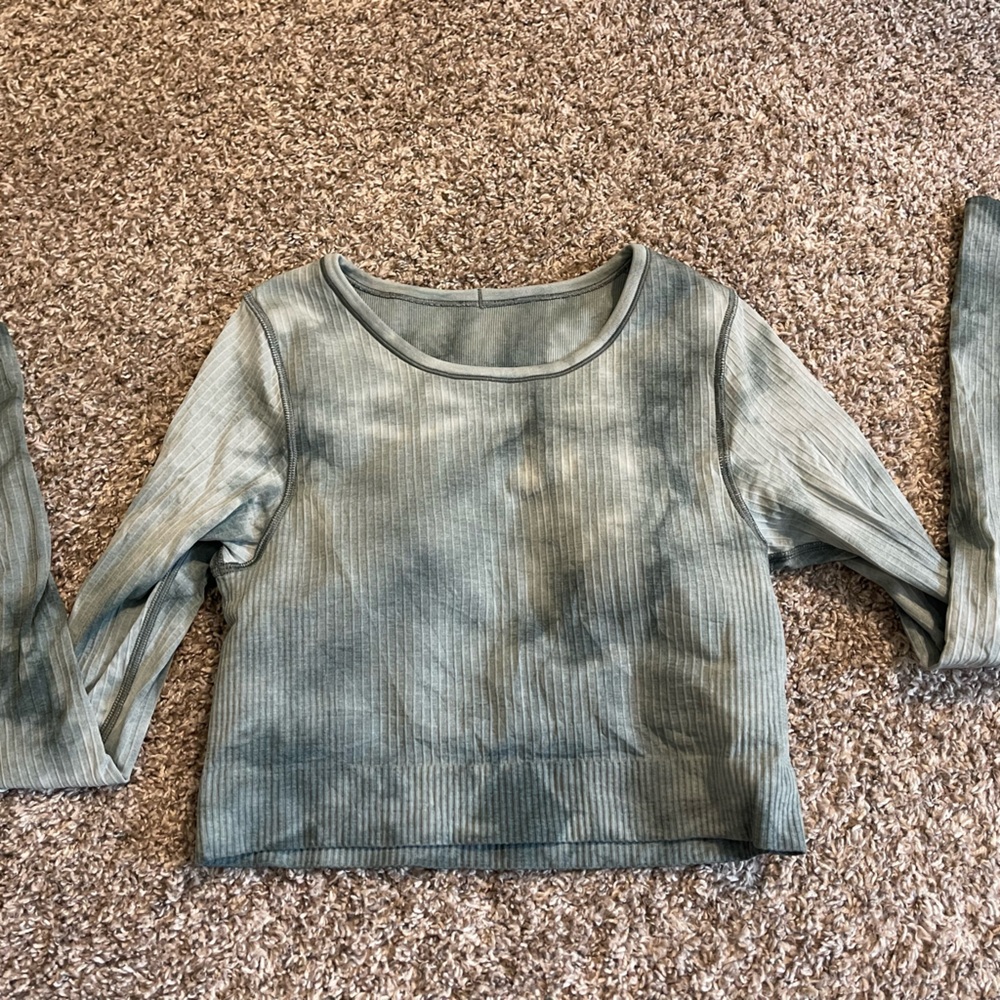 Lululemon long-sleeve crop top